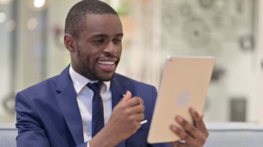 Dijital Tablet 'te Video Çağrısı yapan Afrikalı İşadamının Portresi 