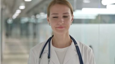 Onaylamayan Kadın Doktor 'un Portresi Sallanan Kafa, İşaret Yok 