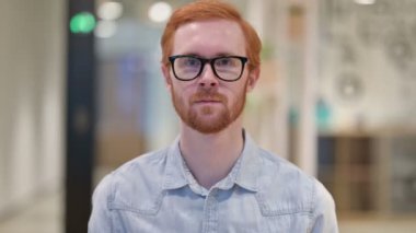 Pozitif Kırmızı Saçlı Adam 'ın Portresi Başparmakları Yukarı Çekiyor 