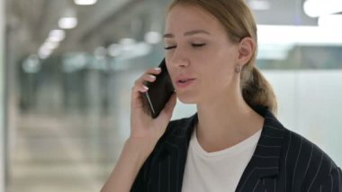 Akıllı Telefonla Konuşan Neşeli İş kadınının Portresi
