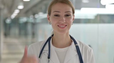 Pozitif Kadın Doktorun Portresi Başparmakları Yukarı Yapıyor 