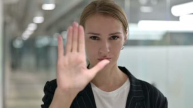 Takdir Eden İşkadını Portresi Elle İşaret Yok 