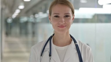 Kadın Doktor 'un portresi Titreyen Kafa' yla Evet Diyor