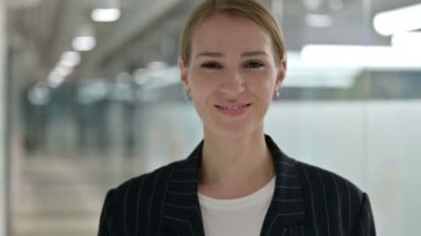 Gülümseyen İş Kadını Portresi Kameraya Bakıyor 