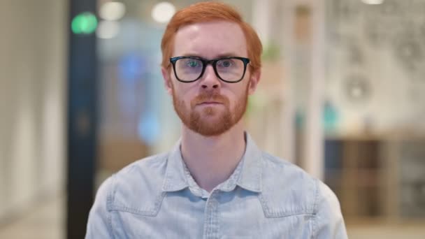 Ritratto di Angry Casual Redhead Man che dice di no a braccia incrociate — Video Stock