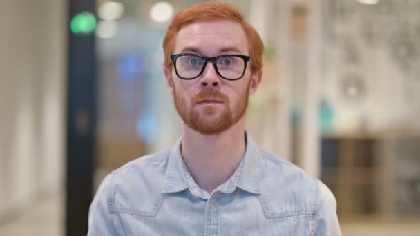 Retrato de Serious Casual Redhead Man dizendo Não por sinal de dedo — Vídeo de Stock