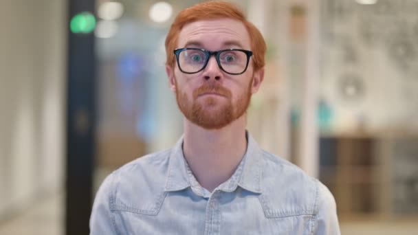 Retrato de hombre pelirrojo casual asertivo con señalamiento e invitación — Vídeos de Stock