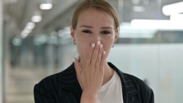 Portrét milující podnikatelky dávat létající polibek — Stock video
