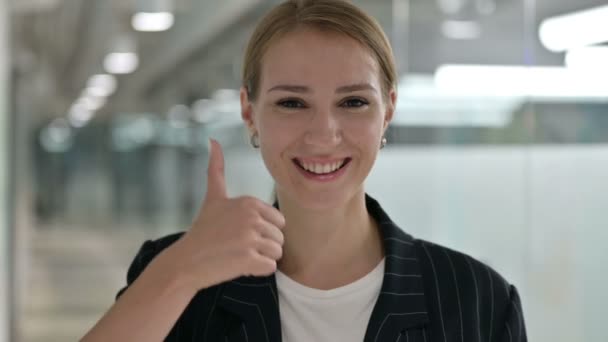 Portret pozytywnej bizneswoman robi kciuki w górę — Wideo stockowe