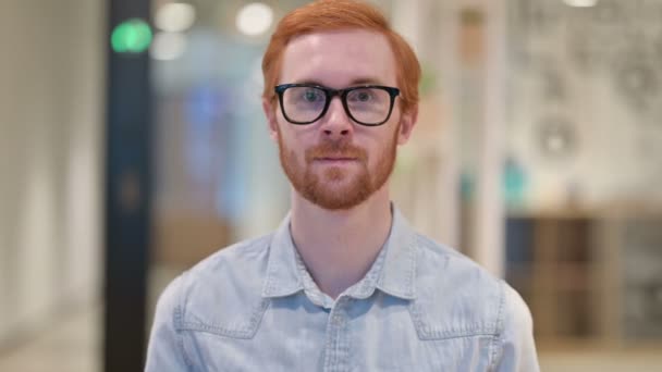 Retrato del alegre pelirrojo ocasional saludando a la cámara — Vídeos de Stock