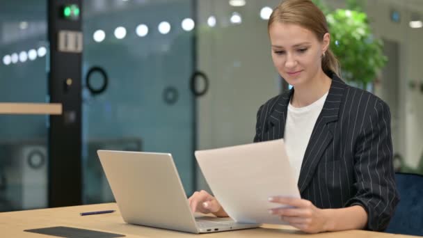 Allvarlig affärskvinna med bärbar dator Läsdokument i Office — Stockvideo