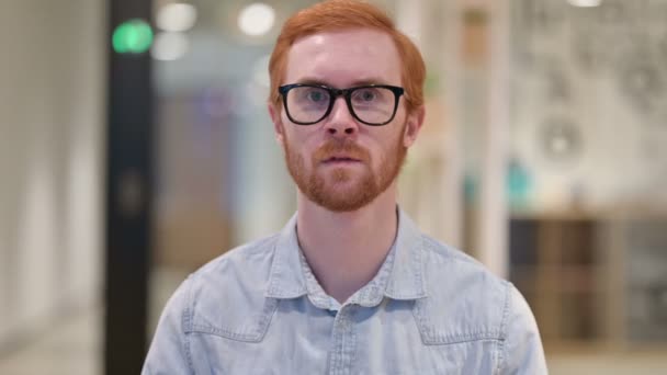 Retrato del hombre pelirrojo casual decepcionado reaccionando a la pérdida, el fracaso — Vídeos de Stock