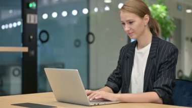 Çekici İş Kadını Bilgisayarı Kapatıyor ve Uzaklaşıyor 