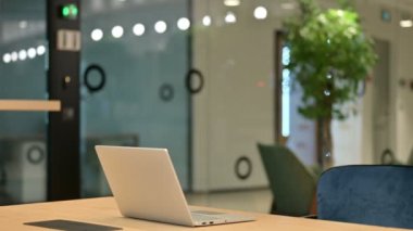 Profesyonel İş Kadını Dizüstü bilgisayarla Geri Dönüyor ve Çalışmaya Başlıyor 