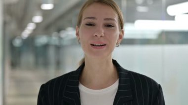 Video Sohbeti yapan Güzel İş kadınının Portresi