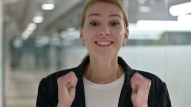 Heyecanlı İş Kadını Portresi Başarı Kutlaması