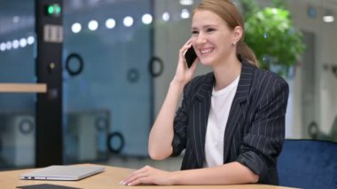 Neşeli İş Kadını Akıllı Telefonla Konuşuyor 