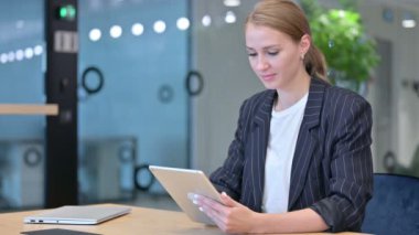 Tablet kullanan ciddi profesyonel iş kadını 