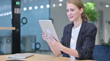 Tabletten Video Çağrısı Yapan Profesyonel İş Kadını 