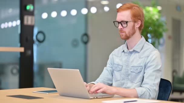 Malade Casual rousse homme avec ordinateur portable tousse dans le bureau — Video