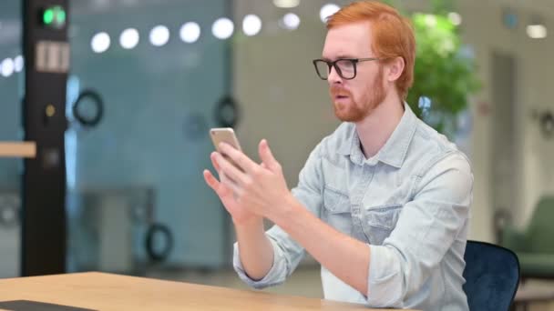 Redhead Man Bereaksi untuk Kehilangan di Smartphone di Kantor — Stok Video