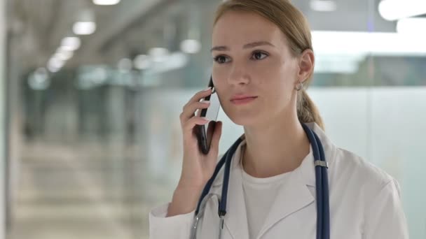 Портрет жінки-лікаря розмовляє на смартфоні — стокове відео