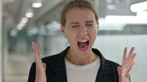 Portrait of Disappointed Businesswoman Screaming — Stock Video