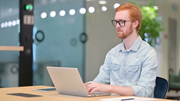 Homme d'affaires joyeux avec ordinateur portable souriant à la caméra dans le bureau — Video