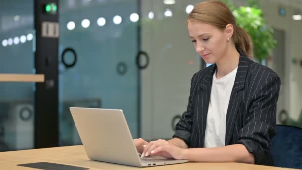 Mujer de negocios alegre con el ordenador portátil sonriendo a la cámara — Vídeos de Stock