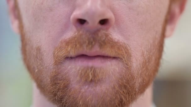 Close up de boca de homem ruivo sorrindo para a câmera — Vídeo de Stock