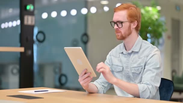 Déçu Casual rousse homme réagissant à la perte sur tablette — Video