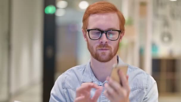 (Inggris) Portrait of Aggressive Casual Redhead Man Angry di Smartphone — Stok Video