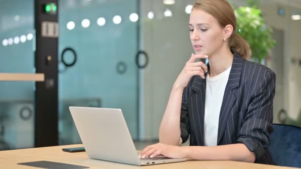 Attraktiv affärskvinna Funderar och arbetar på laptop i Office — Stockvideo