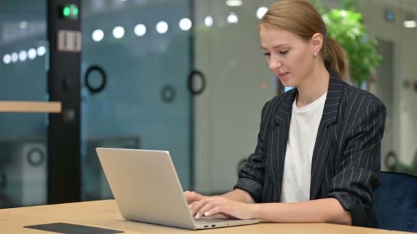 Uppskattande affärskvinna med laptop säger Ja av Head Shake — Stockvideo