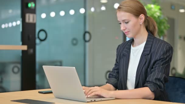 Sjuk affärskvinna med laptop Hosta i Office — Stockvideo