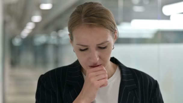 Портрет больной предпринимательницы кашляет, боль в горле — стоковое видео
