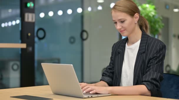 Positiv affärsman med laptop gör tummen upp — Stockvideo