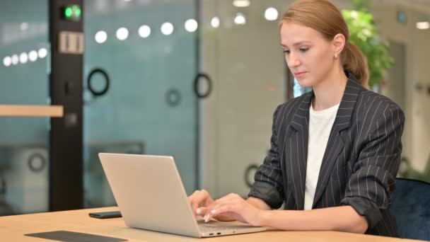 Professionell affärskvinna Arbeta på laptop i Office — Stockvideo