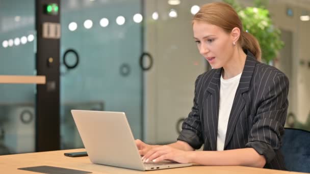 Vacker affärskvinna firar framgång på laptop i Office — Stockvideo