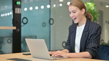 Ofisteki Laptop 'ta video görüşmesi yapan heyecanlı iş kadını 