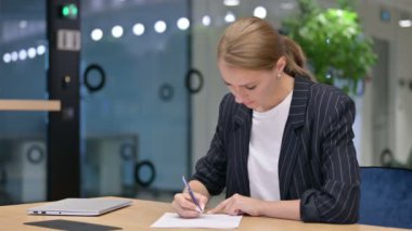 Ofisteki Kağıda Yazmaya Çalışan Üzgün İş Kadını 