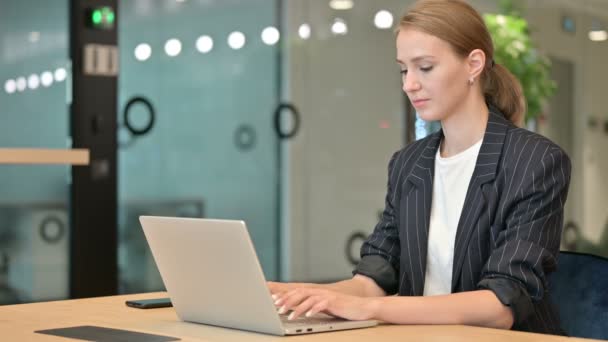 Affärskvinna Arbeta på laptop och känna sig chockad i Office — Stockvideo