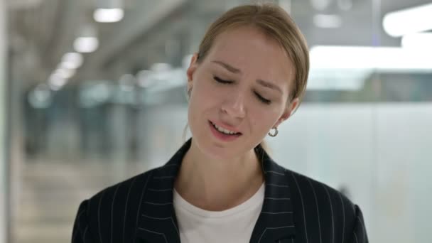 Portrét podnikatelky reagující na ztrátu — Stock video