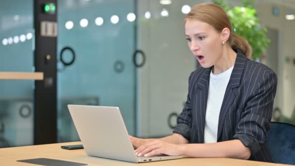 Upprörd affärskvinna med förlust på laptop i Office — Stockvideo