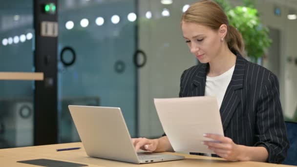 Vacker affärskvinna som arbetar på laptop och pappersarbete i Office — Stockvideo