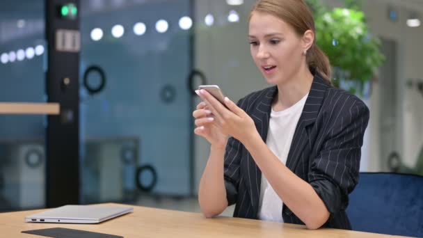 Emocionada empresaria celebrando el éxito en el teléfono inteligente — Vídeos de Stock