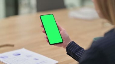 Krom Ekran ile Smartphone kullanan İş kadınının Arka Görünümü 