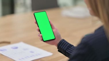 Krom Ekran ile Akıllı Telefon İzleyen İş Kadını Arka Görünümü 