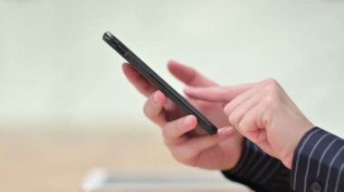 Akıllı Telefon Kullanarak Kadın Eli 'ni Kapat 