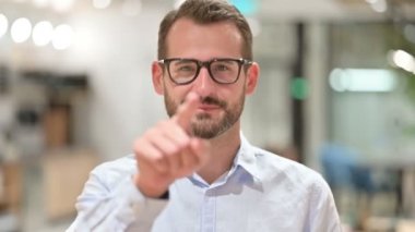 Kamerayı işaret eden iddialı iş adamının portresi.